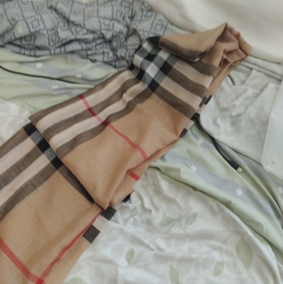 Burberry Scarf (lightweight, eyelash fringe) - Picture 2 of 6